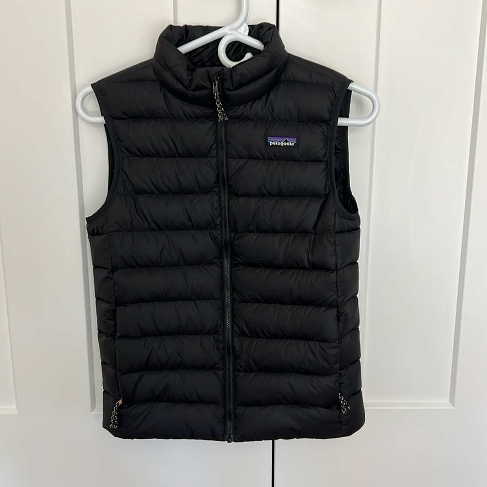 Patagonia kids down vest, black, size Large, only worn a couple of times